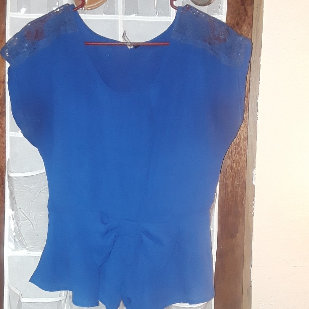 Blue bow in front top